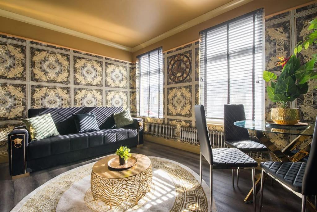 Appartement Lux Versace Pad Sleeps 10 Hot Tub, Cinema & Games