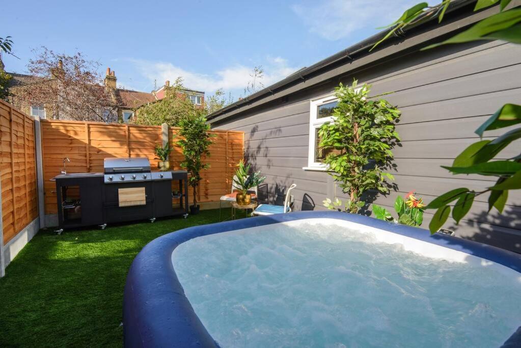 Lux Versace Pad Sleeps 10 Hot Tub, Cinema & Games Londen